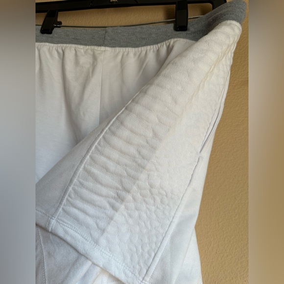 Nine West size medium comfy, quilted, white active shorts with pockets! - Picture 4 of 11